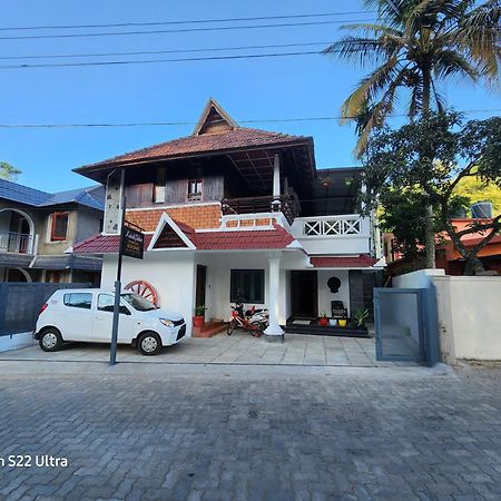 טקאדי Kairali Palace Home Stay מראה חיצוני תמונה