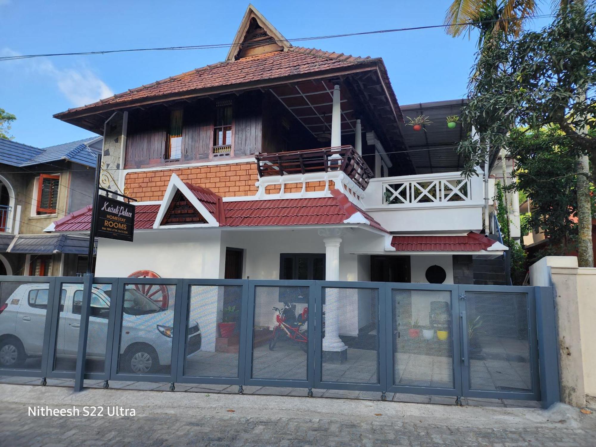 טקאדי Kairali Palace Home Stay מראה חיצוני תמונה